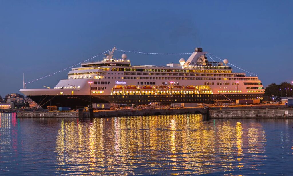 Medium Cruise Ship