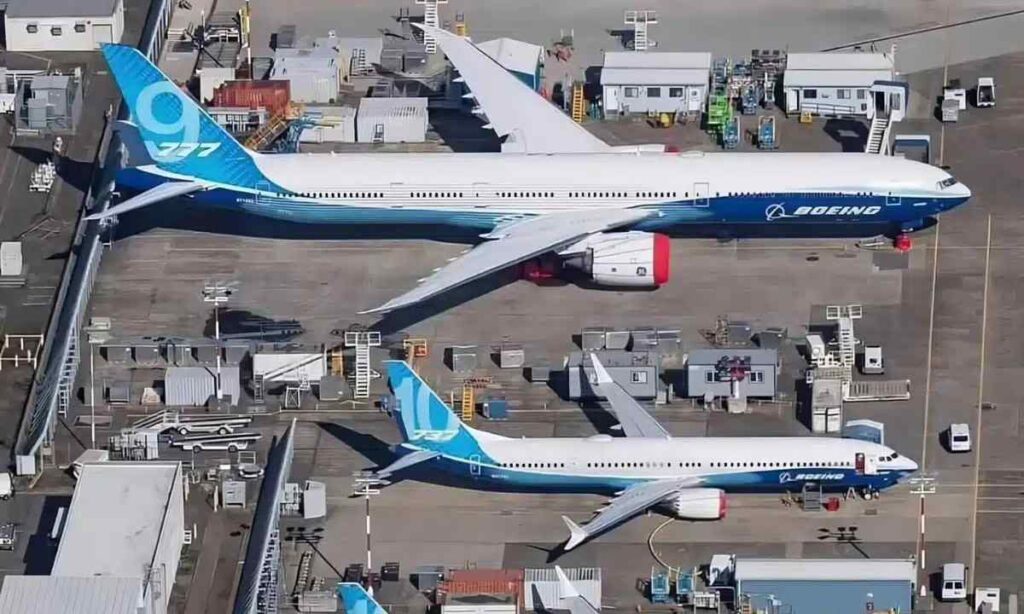 Wingspan of a Large Aircraft (Boeing 737)